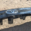 Накладка 5-й двери Toyota Yaris оригинальный номер 76801-K0010