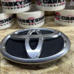 Эмблема переднего бампера Toyota Camry VI (XV40) оригинальный номер 75311-33130