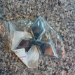 Эмблема Митцубиси задняя Тpи Pомба Mitsubishi Mitsubishi i оригинальный номер 7415А368