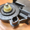 Мотор стеклоподъемника задний правый Volkswagen Volkswagen Polo оригинальный номер 6R0959812B
