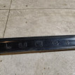 Накладка крышки багажника Nissan Bluebird оригинальный номер 798504E200