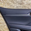 Обшивка (дверная карта) двери задней левой GR-Sport Toyota Camry VIII (XV70) Рестайлинг – седан  оригинальный номер 67640-06M00-C8