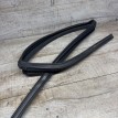Уплотнитель стекла двери Nissan Qashqai I (2006—2010) Nissan Qashqai оригинальный номер 82330jd000