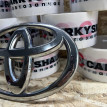 Эмблема переднего бампера Toyota Camry VII (XV50) оригинальный номер 90975-02192