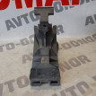 Кронштейн подлокотника Ford Focus 1 (б/у) Ford Focus оригинальный номер YS4XA047A20AD