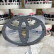 Эмблема крышки багажника Toyota Camry VI (XV40) оригинальный номер 90975-02064