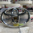 Эмблема крышки багажника Toyota Camry VI (XV40) оригинальный номер 90975-02064
