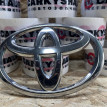 Эмблема переднего бампера Toyota Camry VII (XV50) оригинальный номер 90975-02192