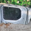 Стекло собачника Nissan Serena 