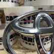 Эмблема переднего бампера Toyota Camry VII (XV50) оригинальный номер 90975-02192
