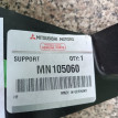 Кронштейн крепления фары правый Митцубиси Кольт Co Mitsubishi Colt оригинальный номер MN105060