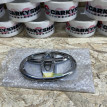 Эмблема крышки багажника Toyota Camry VI (XV40) оригинальный номер 90975-02064