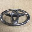 Эмблема на решетку радиатора Toyota Camry VII (XV50)  оригинальный номер 90975-02192