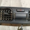 Дефлектор воздушный центральный Volvo S40 оригинальный номер 30613950