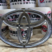 Эмблема переднего бампера Toyota Camry VII (XV50) оригинальный номер 90975-02192