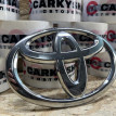 Эмблема переднего бампера Toyota Camry VII (XV50) оригинальный номер 90975-02192