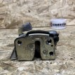 Замок крышки багажника левый Toyota Land Cruiser 200 Рестайлинг  оригинальный номер 69390-60061