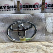 Эмблема крышки багажника Toyota Camry VI (XV40) оригинальный номер 90975-02128