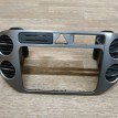 Консоль панели приборов центральная Volkswagen Tiguan 