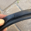 Уплотнитель крышки багажника Opel Astra J хэтч Opel Astra оригинальный номер 13258181
