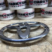 Эмблема переднего бампера Toyota Camry VII (XV50) оригинальный номер 90975-02192