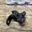 Петля двери передней правой нижняя Toyota Land Cruiser 200 Series  оригинальный номер 68730-12120
