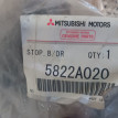 Стопор двери багажника Митцубиси Паджеро 4 Mitsubi Mitsubishi i оригинальный номер 5822A020
