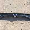 Накладка 5-й двери Toyota Yaris оригинальный номер 76801-K0010
