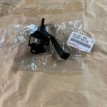 Крюк капота Toyota Land Cruiser 200 Рестайлинг 2  оригинальный номер 53550-60110