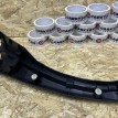 Накладка замка багажника Toyota RAV 4 IV (CA40)  оригинальный номер 64716-42020