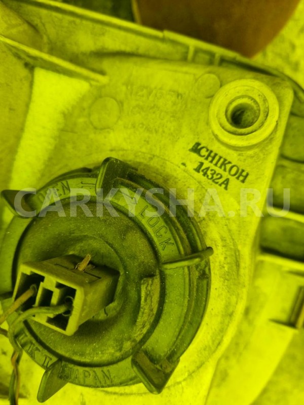 Фара Nissan Serena 