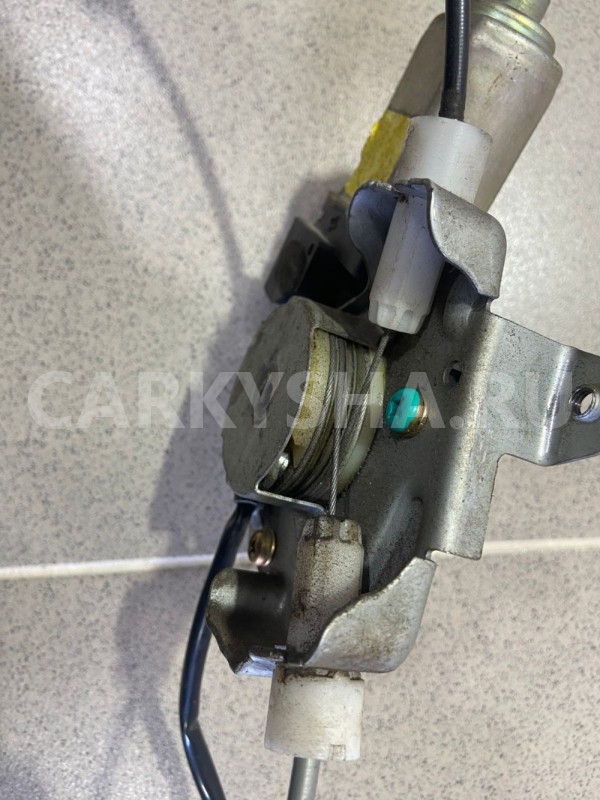 Стеклоподъемник передний лев Nissan Bluebird 2001 Nissan Bluebird 