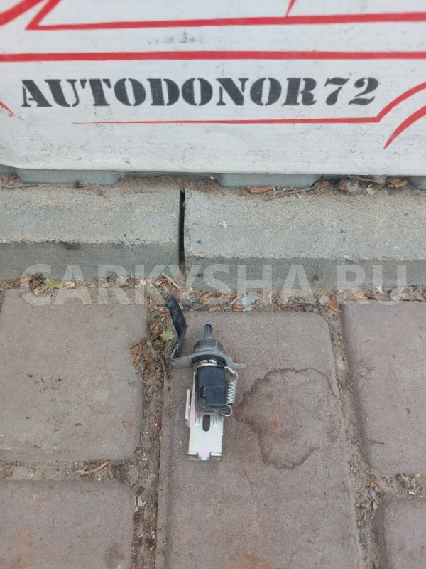 Замок лючка бензобака Mazda 3 BK Mazda 2 оригинальный номер B09556890F