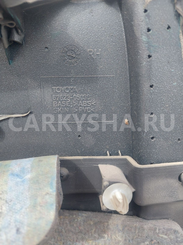 Обшивка двери передней правой Toyota Avensis T250 Toyota Avensis оригинальный номер 6761005450B0