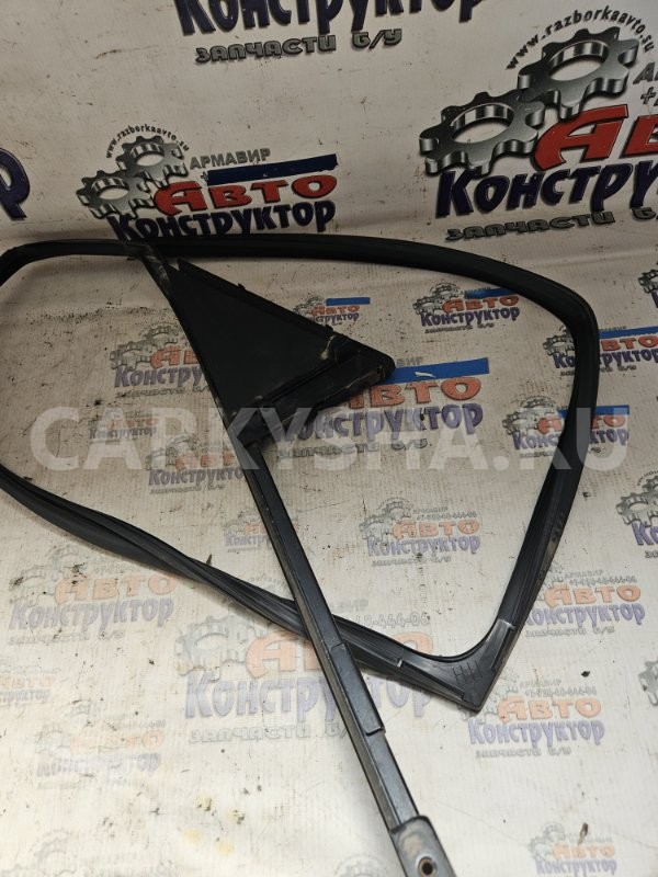 Уплотнительная резинка двери багажника Toyota Prius 