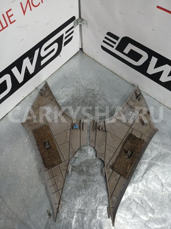 Обшивка задней стойки Nissan Primera 