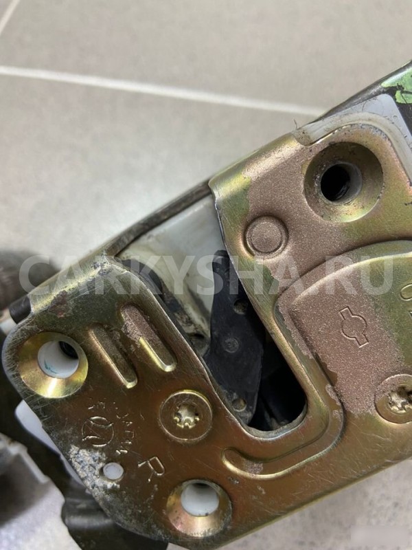 Замок двери передний правый Nissan Laurel 2000 г Nissan Laurel 