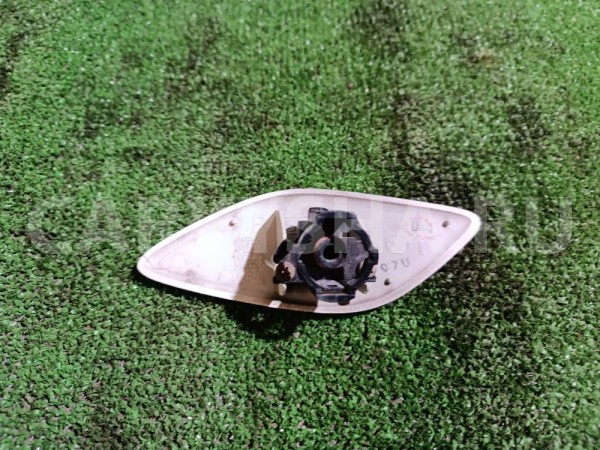 Крышка форсунки омывателя правая Mazda 3 