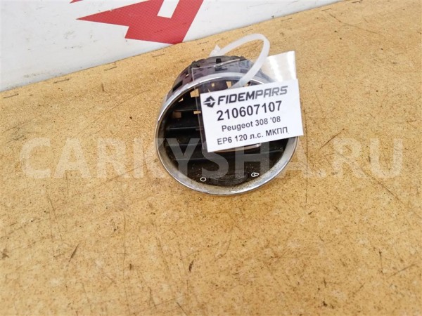 Название детали Дефлектор воздушный правый Модель Peugeot 3008 Peugeot 3008 оригинальный номер 8265 CN