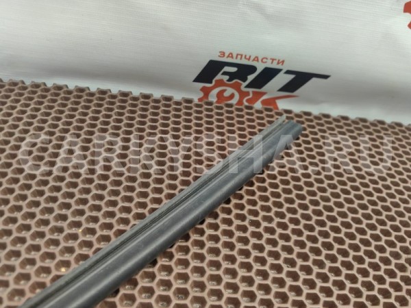 Уплотнительная резинка крыла BMW X5 