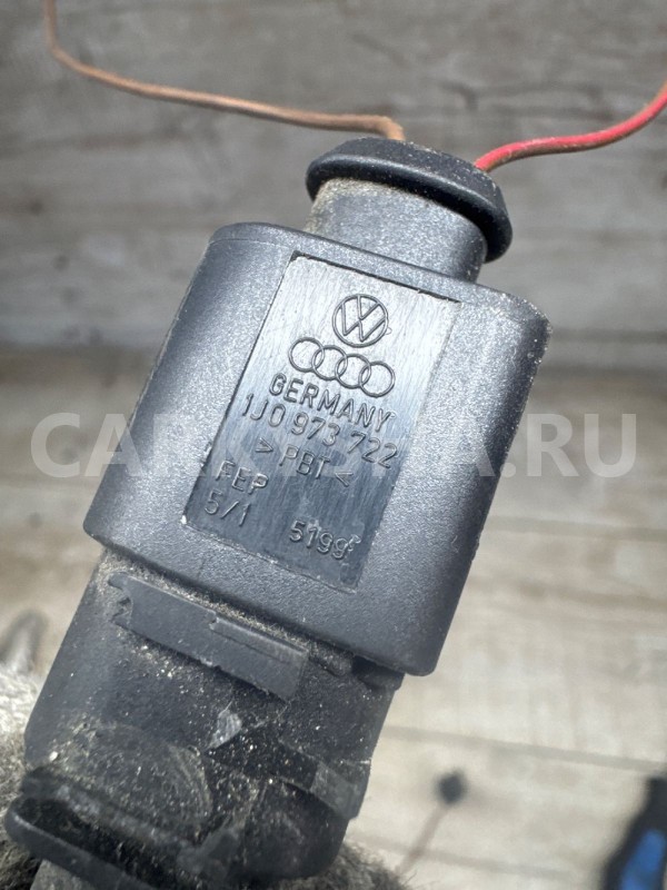 Выключатель концевой VAG 8P0953236D A3 8p Audi 200 оригинальный номер 8p0953236d