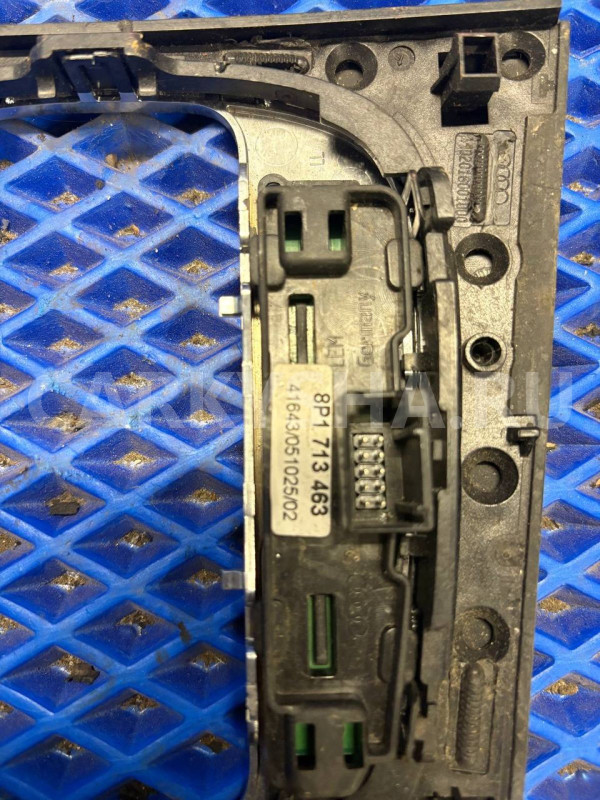 накладка селектора Audi A3 8P рестайлинг (2004—2008) Audi 200 оригинальный номер 8p1713463