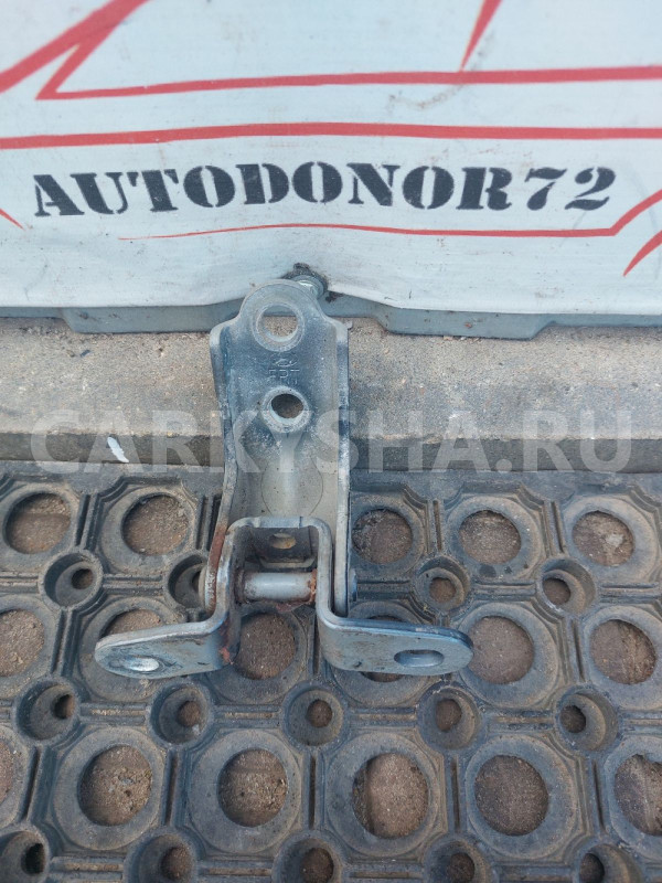 Петля нижняя передней левой двери Kia Ceed ED Hyundai Solaris оригинальный номер 793102H000