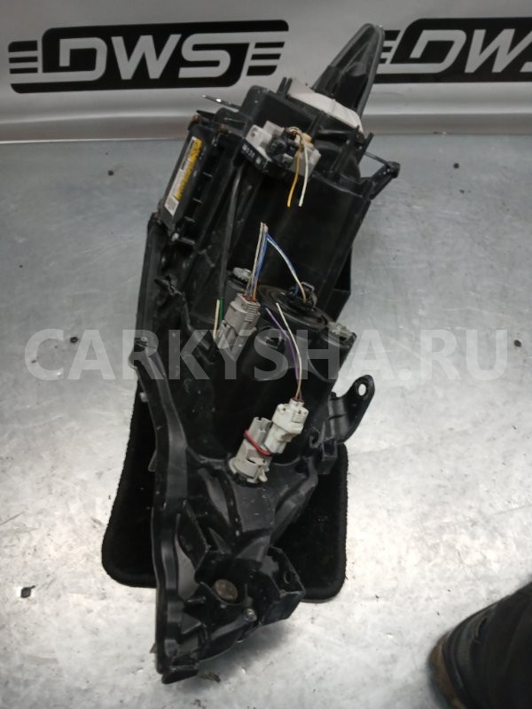 Фонарь стоп сигнала левый Toyota Estima 