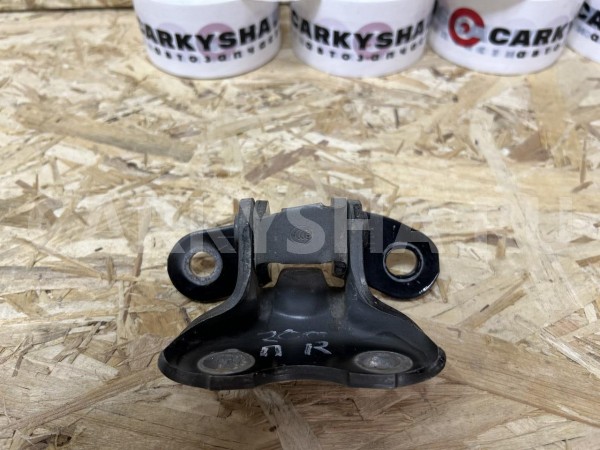 Петля двери передней правой нижняя Toyota Land Cruiser 200 Series оригинальный номер 68730-12120