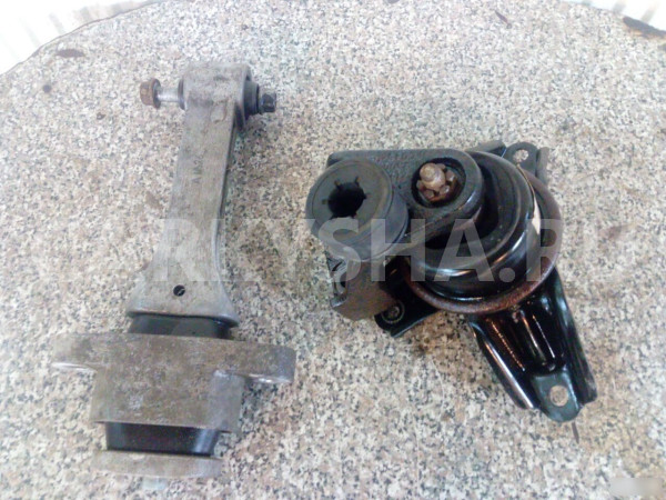 Опора двигателя Хундай Ай икс ix35/Туксан Tucson Hyundai ix35 оригинальный номер 219502S000