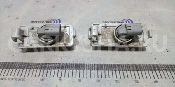 Фонарь подсветки номерного знака Ниссан Тиида Nissan Tiida оригинальный номер 26510CD000