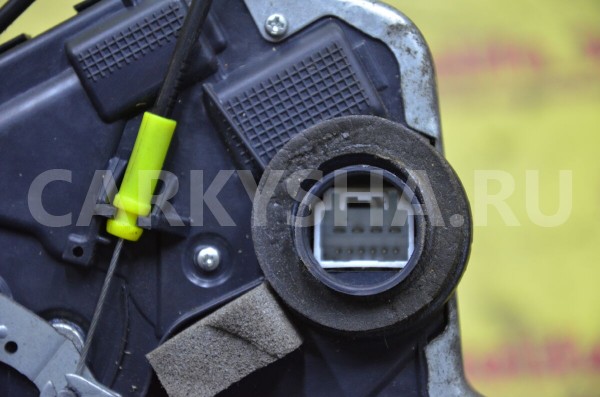 Замок двери передней правой Toyota Auris 