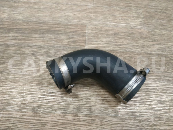 Патрубок интеркулера Land Rover Freelander оригинальный номер LR009799