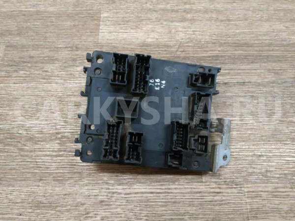 Блок предохранителей салонный Nissan Presea оригинальный номер 2435025Y00